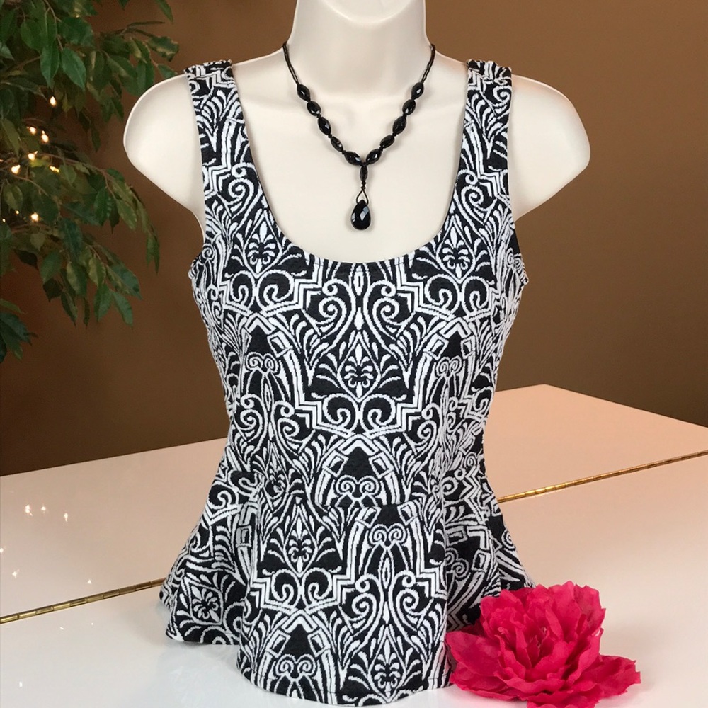 🎉HOST PICK!!🎉BEBE BLACK & WHITE TOP SIZE S/P🖤